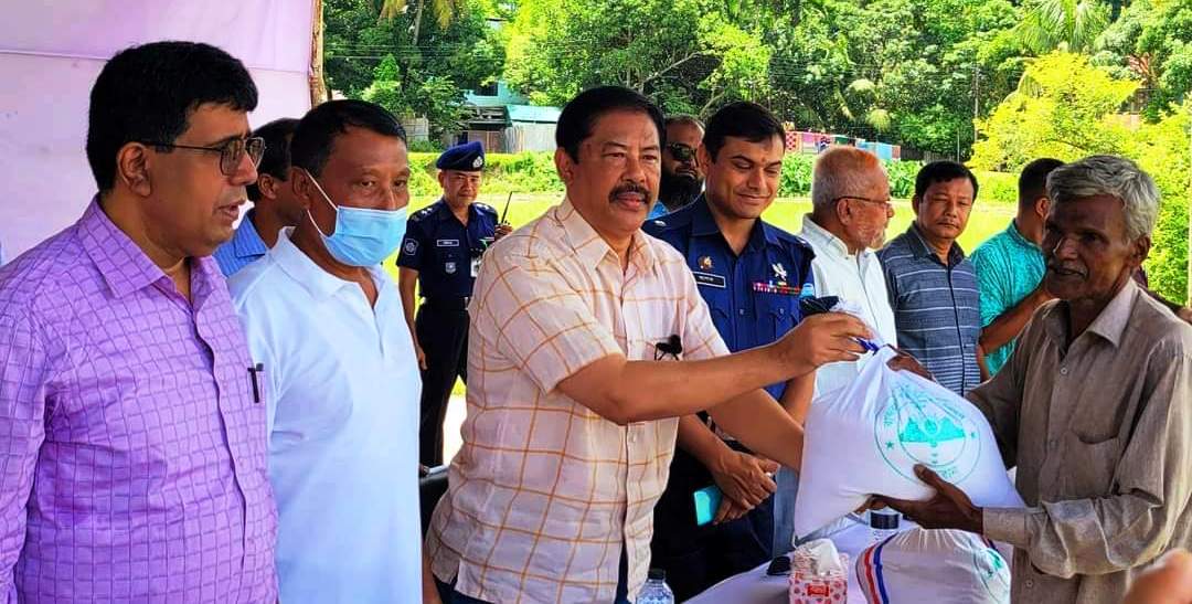 বান্দরবানে দরিদ্র ও কর্মহীনদের মাঝে চাউল বিতরণ
