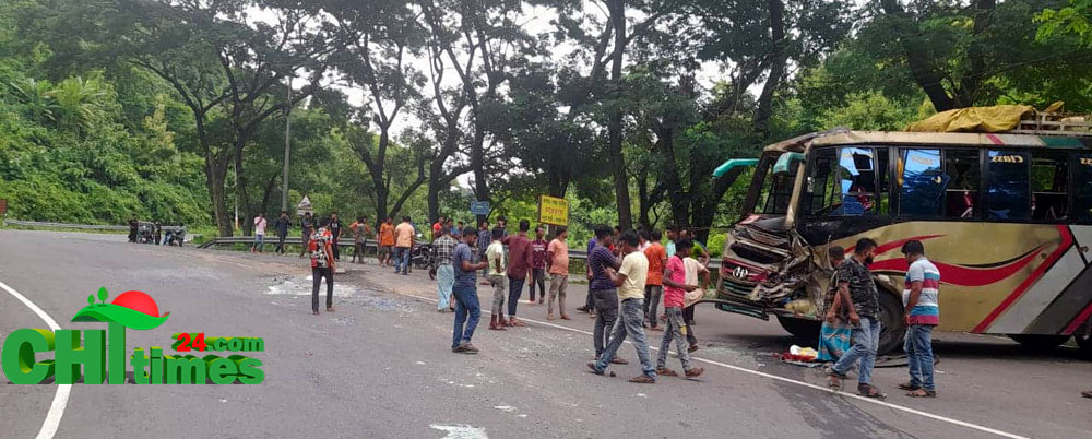 বাসের মুখোমুখি সংঘর্ষে প্রাণ গেল সুপারভাইজারের,আহত-৩০
