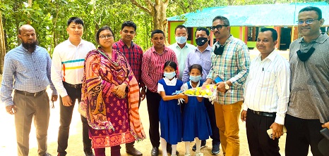 জুরাছড়ি সফরে জেলা প্রশাসক; বই-বোট বিতরণ শেষে উদ্বোধন করলেন ভাস্কর্য