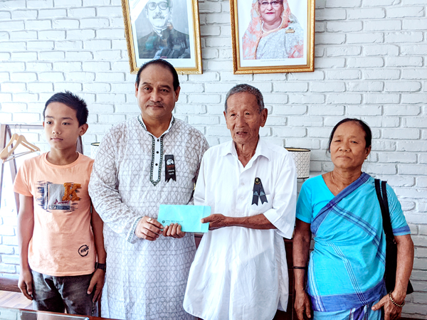 দয়াল কৃষ্ণ চাকমাকে অর্থ সহায়তা দিলেন উন্নয়ন বোর্ড চেয়ারম্যান 