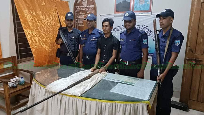 বান্দরবানে পুলিশের অভিযানে অস্ত্রসহ যুবক আটক