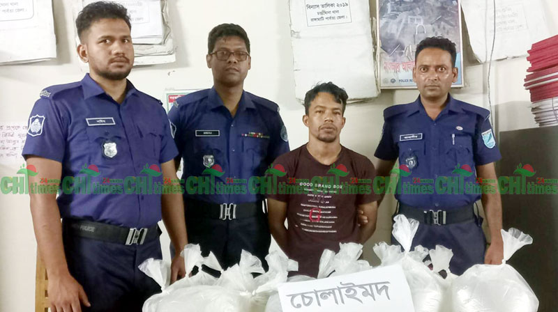 চন্দ্রঘোনায় অটোরিক্সা ভর্তি চোলাই মদসহ চালক আটক
