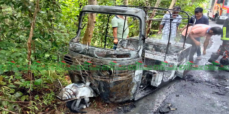 রাঙামাটিতে চাঁদা নাপেয়ে অটোরিক্সা জ্বালিয়ে দিলো পাহাড়ি সন্ত্রাসীরা