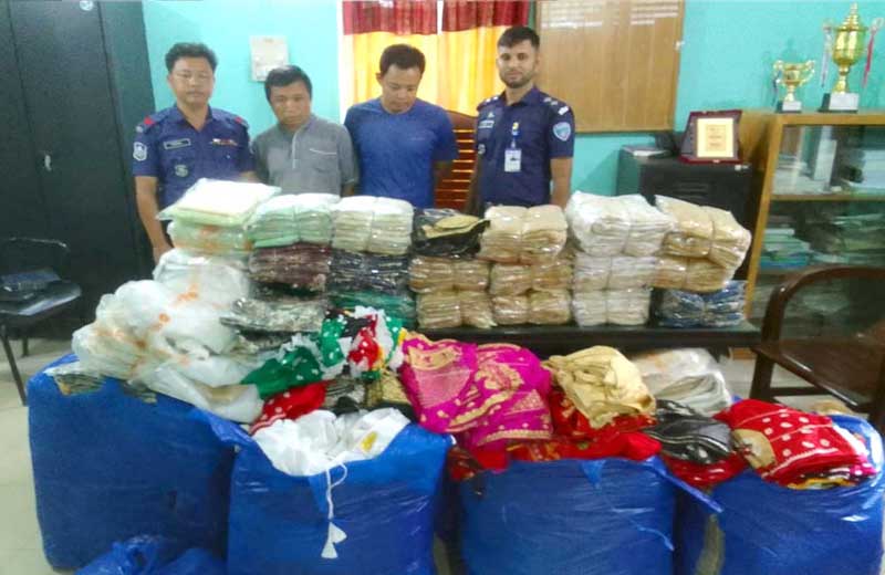 ভারতীয় কাপড়সহ দুই চোরাকারবারি গ্রেপ্তার 