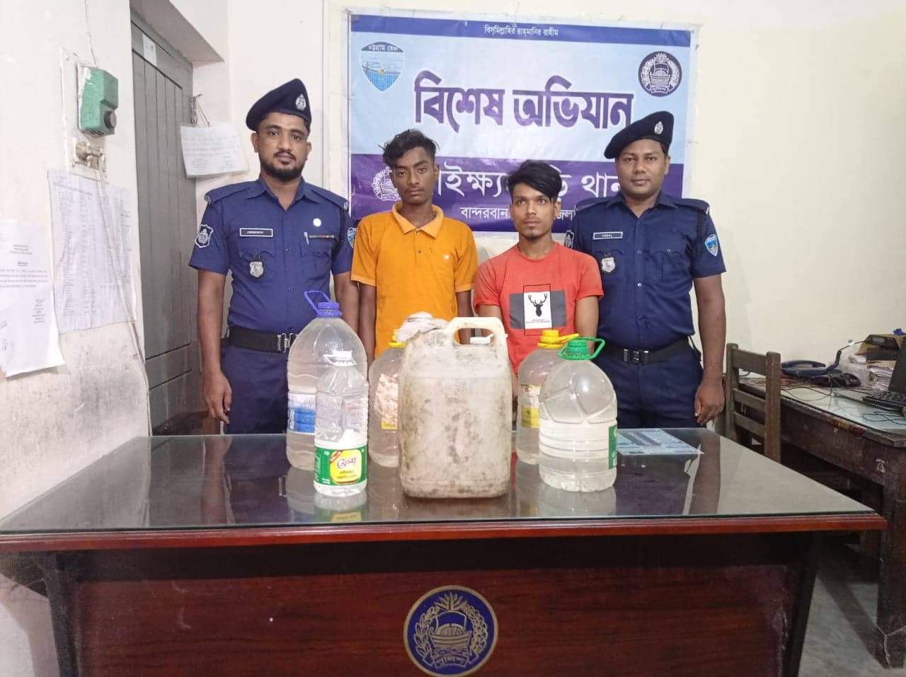 বান্দরবানে দেশীয় তৈরী চোলাই মদসহ দুই যুবক আটক