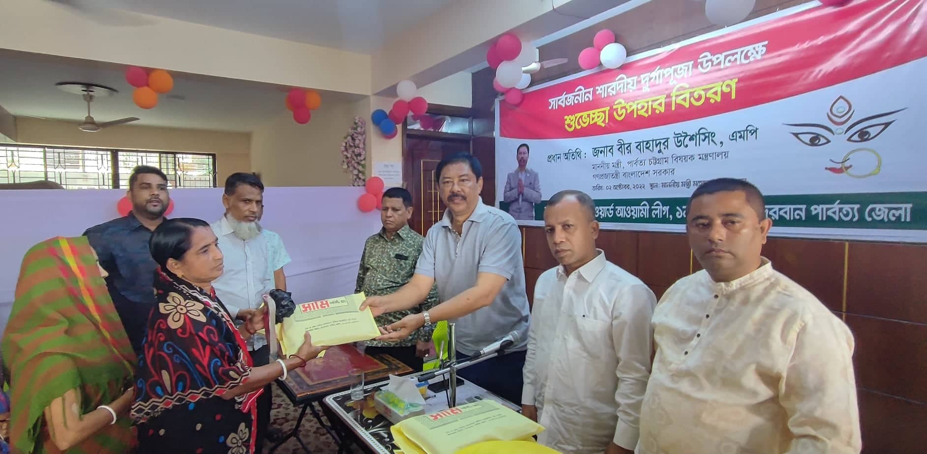 বান্দরবানে শারদীয় দূর্গোৎসবে গরীব-অসহায়দের মাঝে বস্ত্র বিতরণ