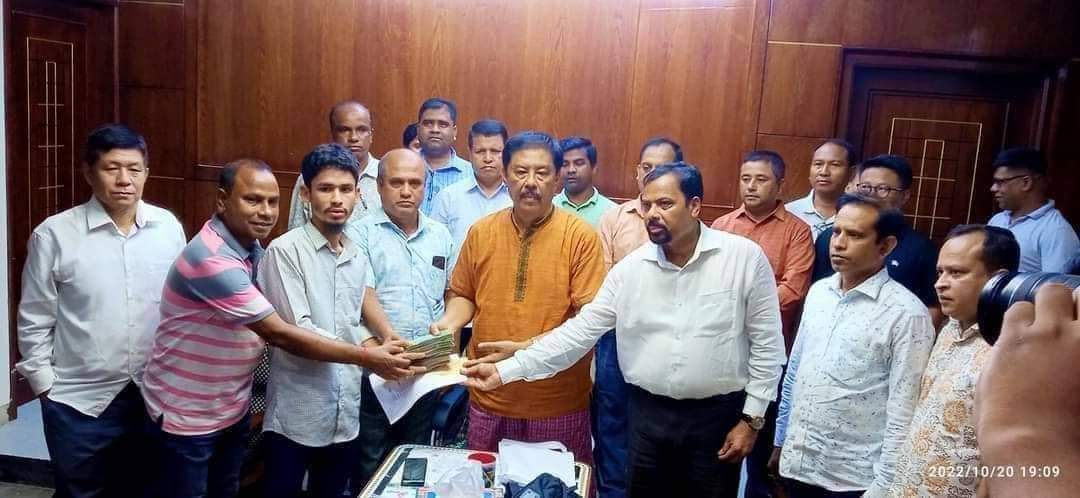 মায়ের চিকিৎসা জন্য ৬ লক্ষ টাকা অনুদান পেলো মামুন