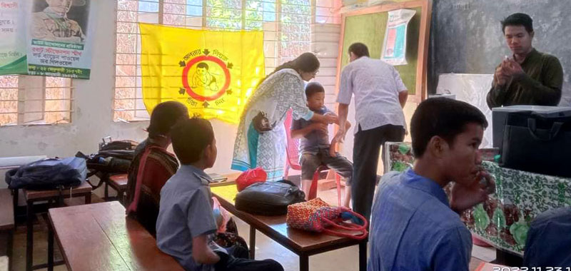 দুর্গম পাহাড়ের ক্ষুদে শিক্ষার্থীরা পেলো ফাইজার টিকার প্রথম ডোজ