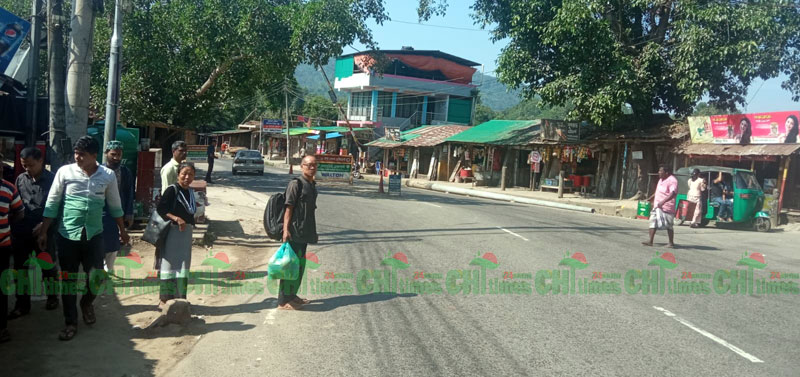 রাঙামাটি-চট্টগ্রাম সড়কে বাস চলাচল বন্ধে দূর্ভোগে হাজারো যাত্রী