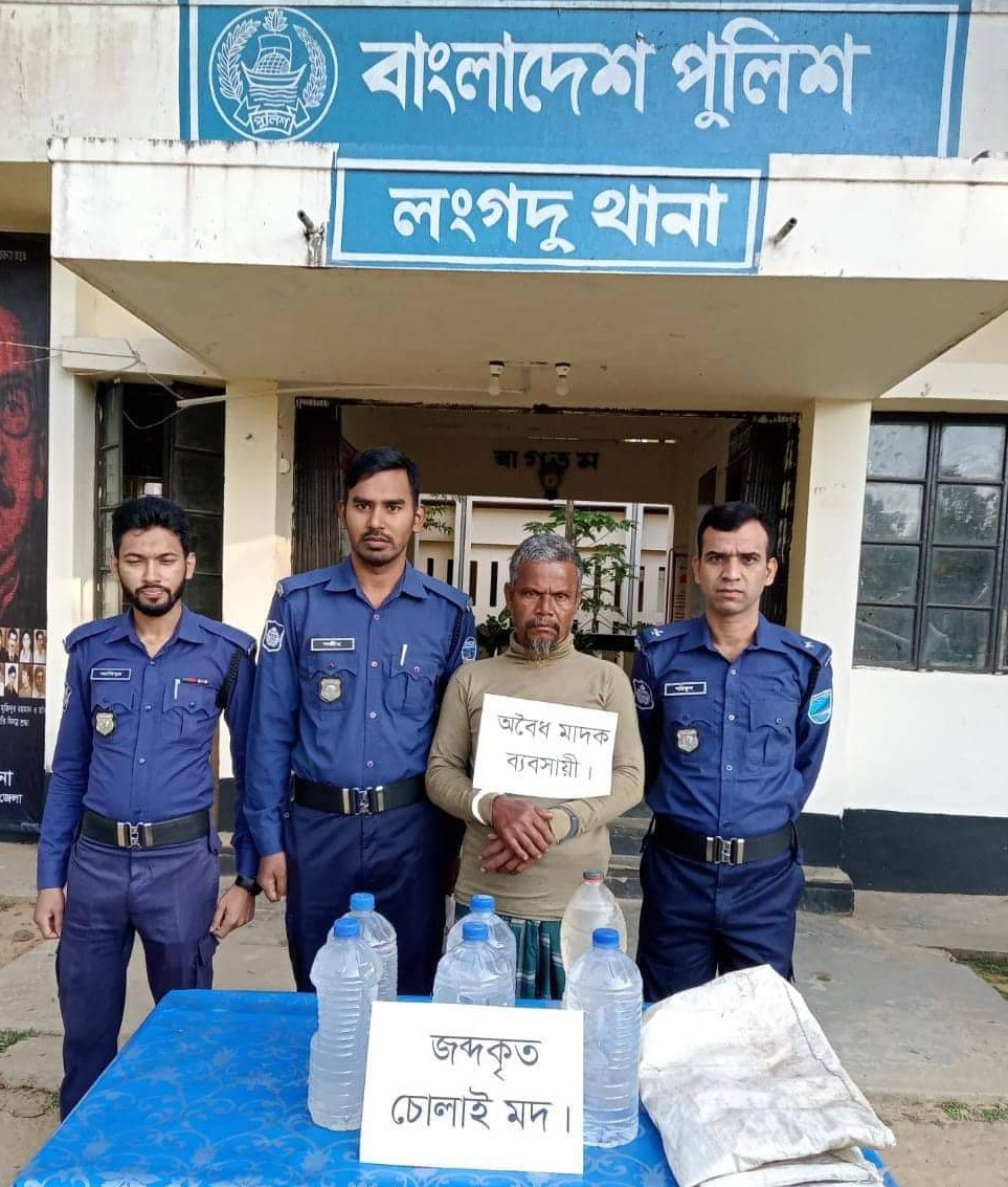 পুলিশের অভিযানে ১২ লিটার চোলাই মদ’সহ করবারি আটক