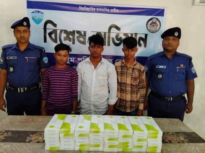 বান্দরবানে বিদেশী  সিগারেটসহ তিনজন আটক