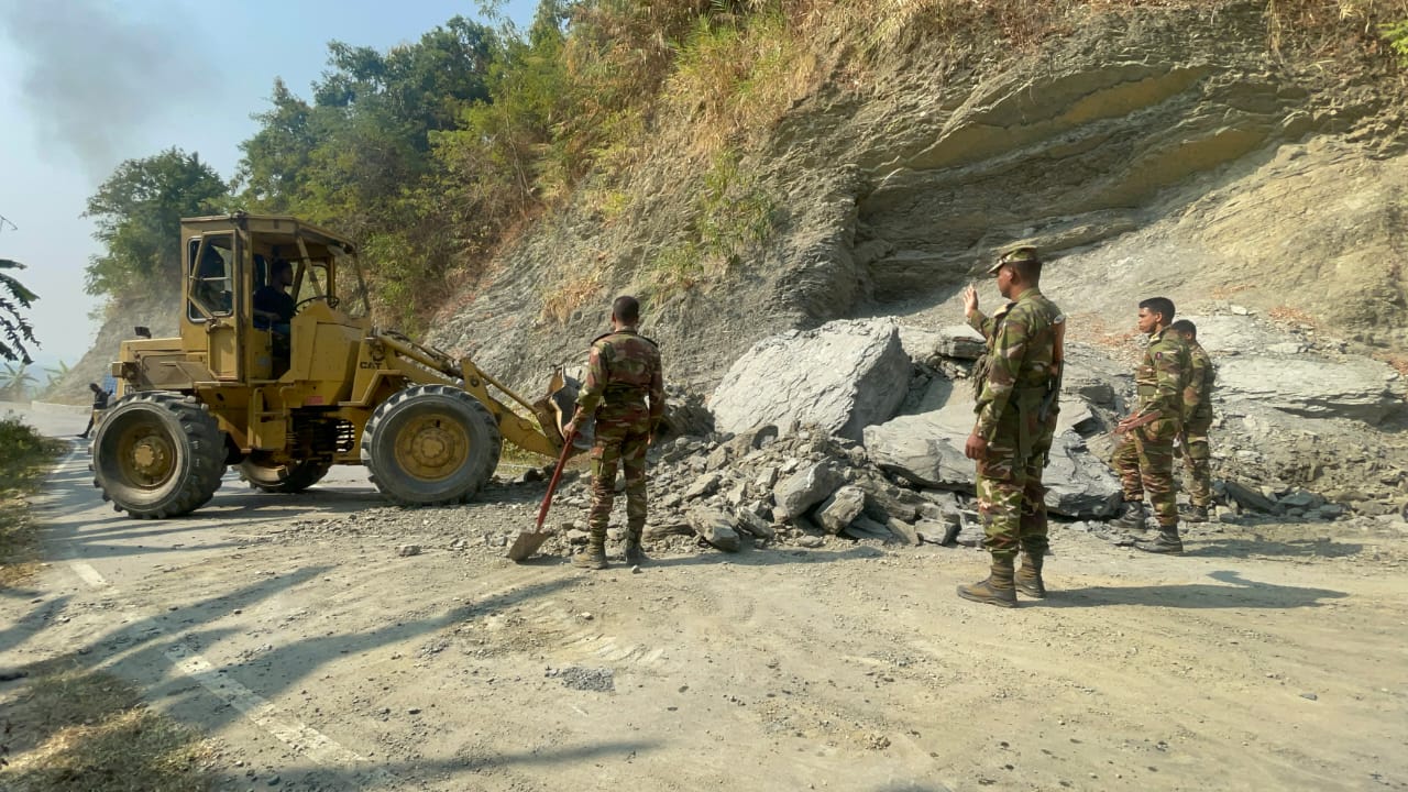 মহালছড়ি সেনাজোনের উদ্যোগে পাহাড়ধসে বন্ধ হওয়া  জালিয়াপাড়ার  সড়কে পূনরায়  যান চলাচল শুরু