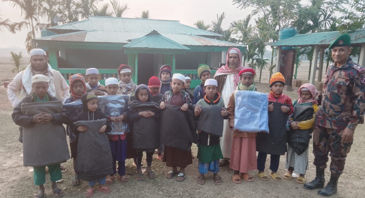 নাইক্ষ্যংছড়ি জোনের উদ্যোগে  শীতার্ত মানুষের মাঝে শীতবস্ত্র বিতরণ 