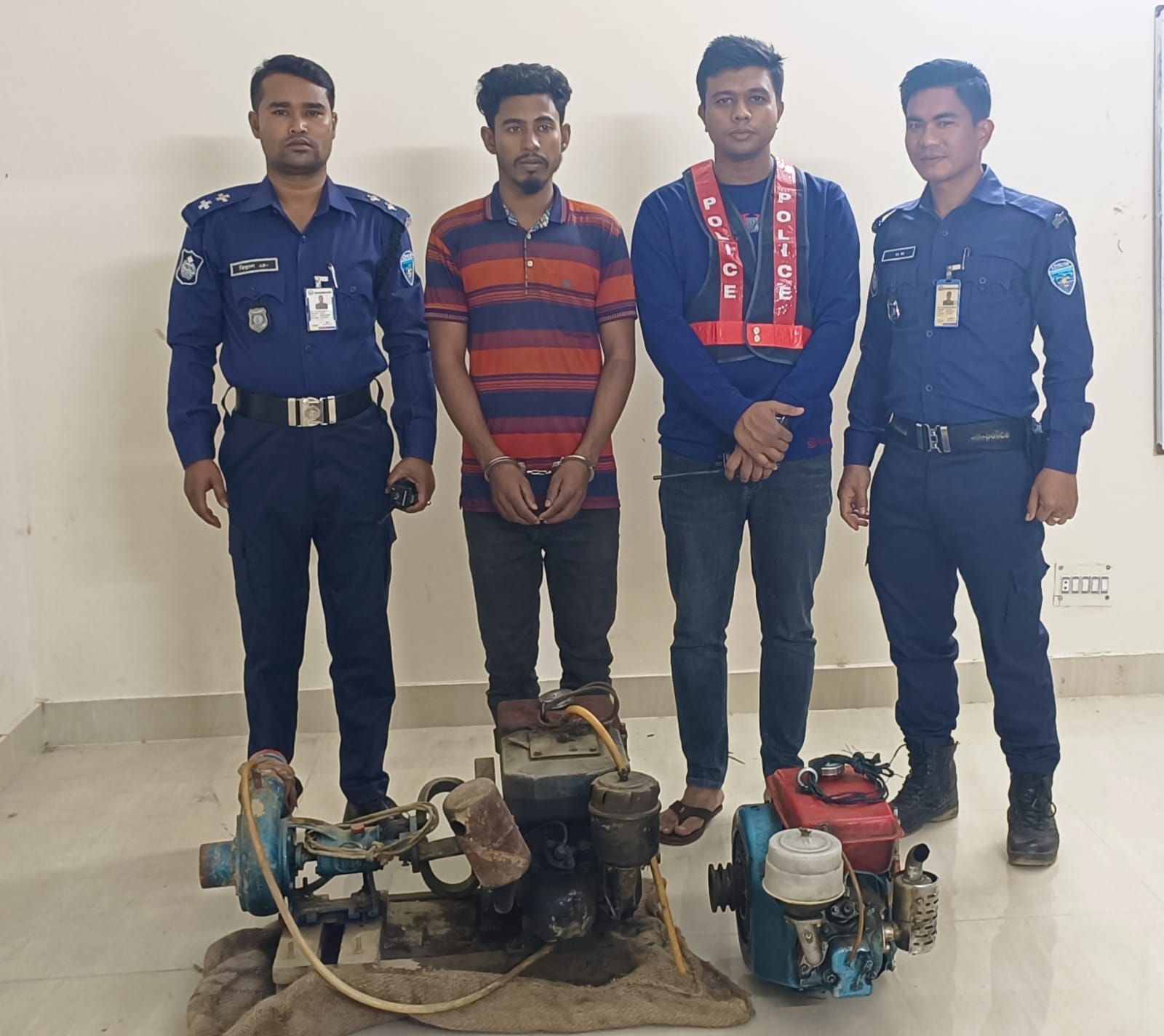 বাঘাইছড়িতে পুলিশের অভিযানে দুইটি চোরাই মেশিনসহ আটক ১