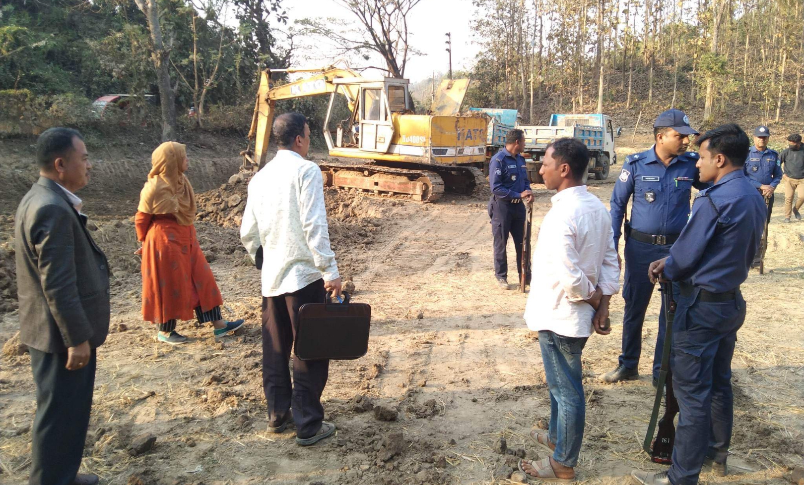 বান্দরবানে মাটি কাটার দায়ের ৫০ হাজার টাকা জরিমানা