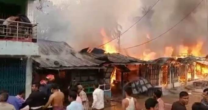 বান্দরবানে আগুনে পুড়ে ছাই ৫৩টি দোকান