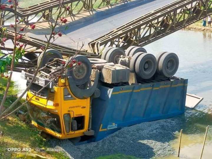 বাঘাইছড়ি-দীঘিনালা সড়কের মাইনী সেতু ভেঙ্গে পাথর বোঝাই ট্রাক নদীতে