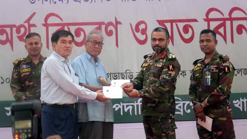 স্বাভাবিক জীবনে ফিরে আসা শান্তি বাহিনীর সদস্যদের মাঝে নগদ অর্থ দিল খাগড়াছড়ি সেনা রিজিয়ন