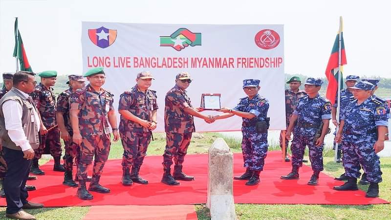ঘুমধুম সীমান্তে মিয়ানমার সীমান্তরক্ষী বাহিনীর সাথে বিজিবি মহাপরিচালকের শুভেচ্ছা বিনিময়