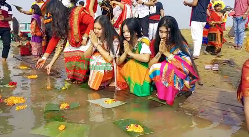 কাপ্তাই হ্রদে ফুল ভাসিয়ে বিজু উৎসবে মেতেছে পাহাড়বাসী