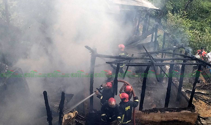 রাঙামাটিতে বজ্রপাতের আঘাতে বৈদ্যুতিক মিটারে আগুন; বসতঘর পুড়ে ছাই