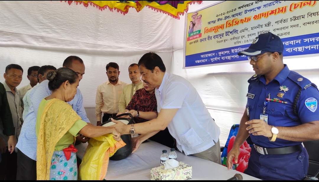 বান্দরবানে ভিজিএফ চাল বিতরণ