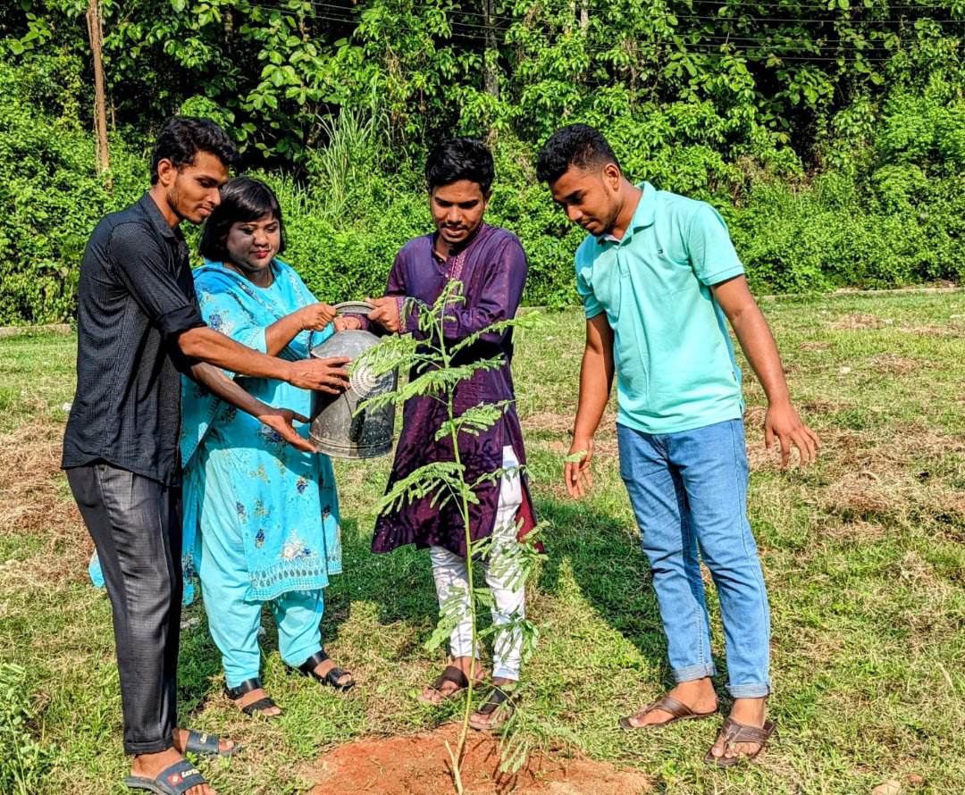 পরিবেশ দিবস উপলক্ষে চবিতে দূর্বার তারুণ্যের আমরা মালি কার্যক্রম