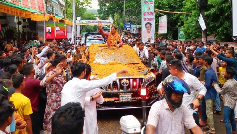 বর্ণাঢ্য আয়োজনে বান্দরবানে উসিং হাই রবিন বাহাদুরকে ছাত্র-গণ সংবধর্না প্রদান
