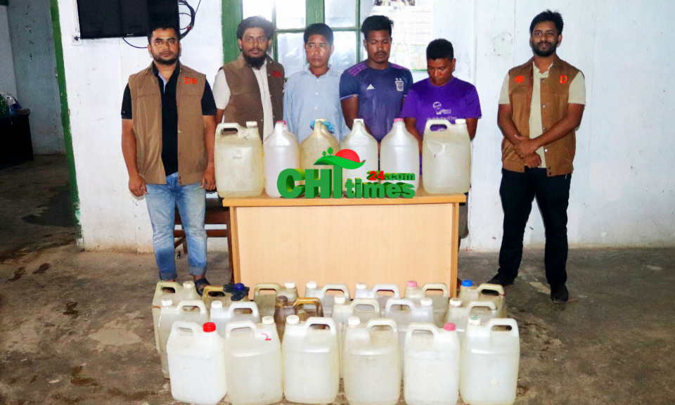 কাপ্তাই হ্রদে ডিবি পুলিশের অভিযান; ২৫০ লিটার মদসহ আটক-৩