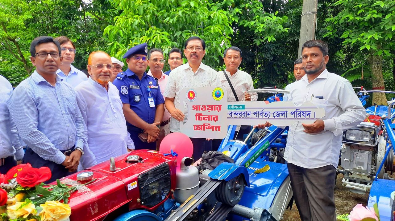 বান্দরবানে মিশ্র ফলের চারা, কৃষি সরঞ্জাম ও গরুর বাছুর বিতরণ করেন পার্বত্য মন্ত্রী 