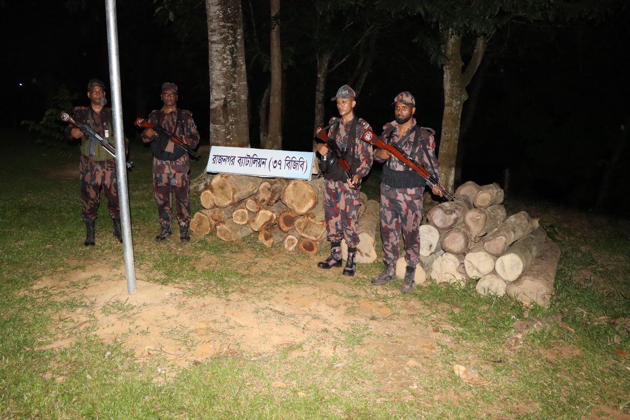 রাজনগর ব্যাটালিয়ন (৩৭ বিজিবি) কর্তৃক অবৈধ সেগুন গোলকাঠ জব্দ