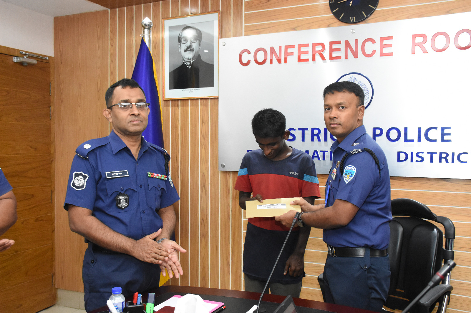 বাক প্রতিবন্ধী যুবকের ট্রাফিক কার্যক্রমে সন্তুষ্ট পুলিশ সুপার; দিলেন আর্থিক পুরস্কার
