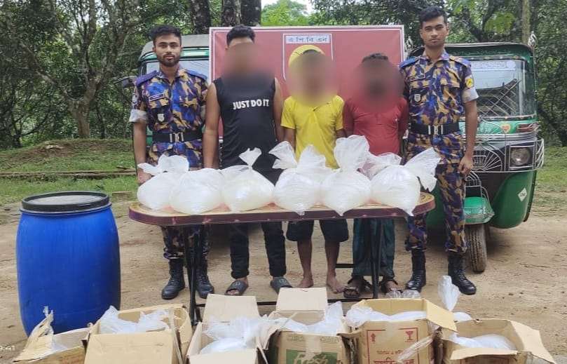 বান্দরবানে এপিবিএন অভিযানে দেশীয় মদসহ আটক-৩