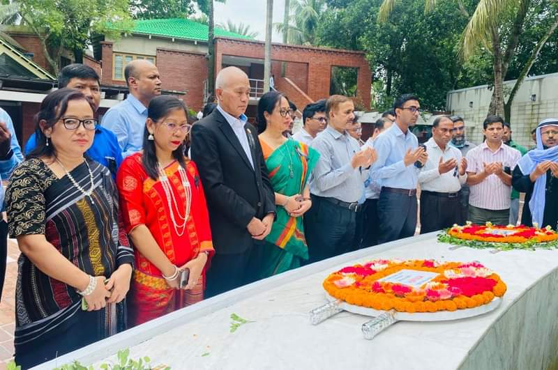 জাতির পিতা বঙ্গবন্ধুর সমাধিতে পার্বত্য চট্টগ্রাম উন্নয়ন বোর্ডের নবনিযুক্ত চেয়ারম্যানের শ্রদ্ধাঞ্জলি