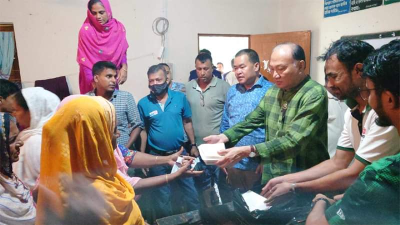 রাঙ্গামাটি দুর্গত ১ হাজার ২০০ মানুষকে খাবার দিলো জেলা পরিষদ