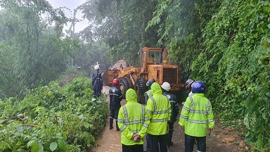 পাহাড় ধস ও বন্যায়  যোগাযোগ বিচ্ছিন্ন হয়ে সাজেকে আটকা পরেছে দেড়শ পর্যটক