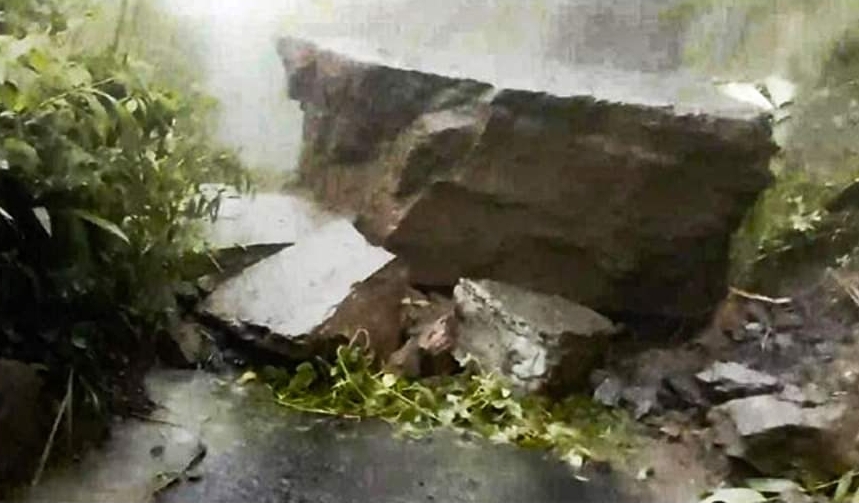 পাহাড় ধসে বান্দরবান-থানচি সড়ক যোগাযোগ বন্ধ 