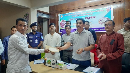 বান্দরবানে জটিল রোগাক্রান্তদের ১০ লাখ টাকার অনুদানের চেক দিলেন পার্বত্যমন্ত্রী  