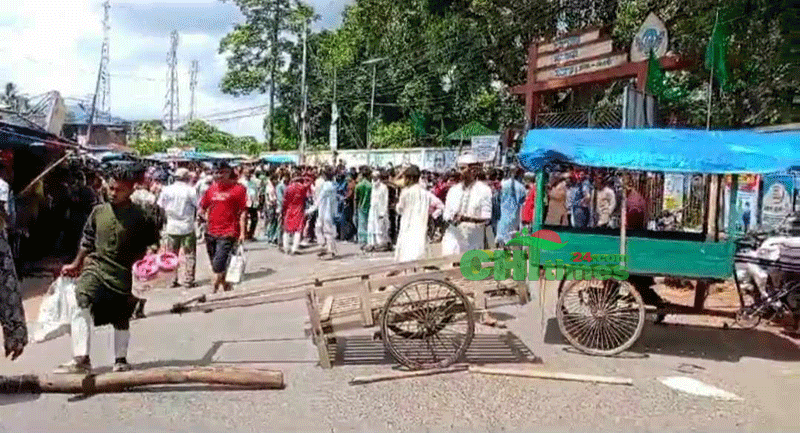 রাঙামাটিতে মডেল মসজিদ নির্মাণে সওজ’র বাধায় সড়ক অবরোধ করে স্থানীয়দের বিক্ষোভ