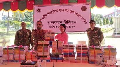 বান্দরবানে সেনাবাহিনীর উদ্যোগে ৪১৩ জন শিক্ষার্থী পেলো বই 
