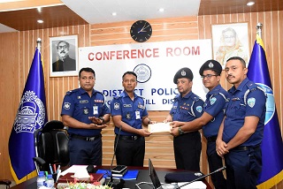 রাঙামাটিতে মাদক উদ্ধারে আইজিপি কর্তৃক শ্রেষ্টত্বের পুরস্কার পেলেন এসআই ইমাম