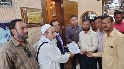 অবৈধ অস্ত্র উদ্ধার ও সন্ত্রাসী কর্মকান্ড বন্ধের দাবিতে রাঙামাটির ডিসি’কে স্মারকলিপি