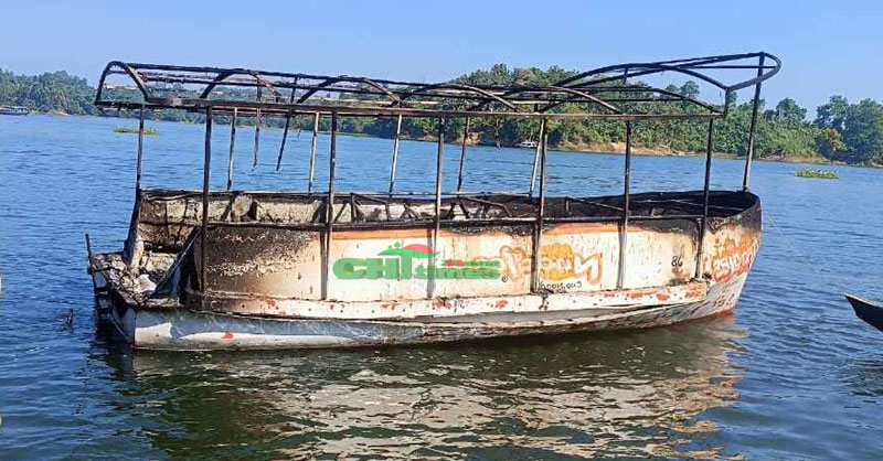 কাপ্তাই হ্রদে পর্যটকবাহী বোট জ্বালিয়ে দিয়েছে পাহাড়ি সন্ত্রাসীরা (আপডেট)