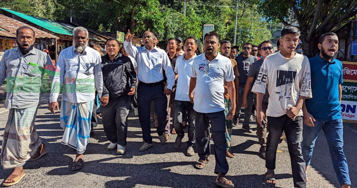 সাপছড়িতে আ’লীগের সভাপতি রিটন বড়ুয়ার নেতৃত্বে আনন্দ মিছিল 