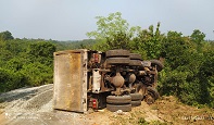 রাজস্থলীতে পাথর বোঝাই ট্রাক উল্টে চালক আহত 