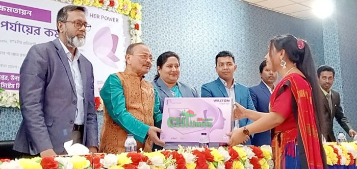 খাগড়াছড়িতে ৭৫ নারী উপকারভোগীর মাঝে ল্যাপটপ বিতরণ