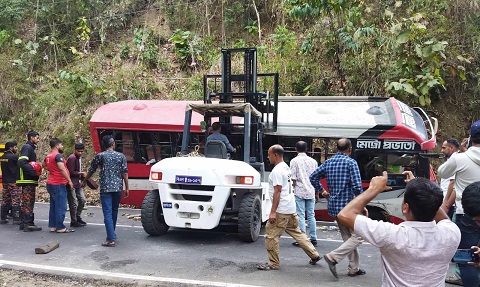 কাপ্তাইয়ে পিকনিকের বাস উল্টে আহত-১৩