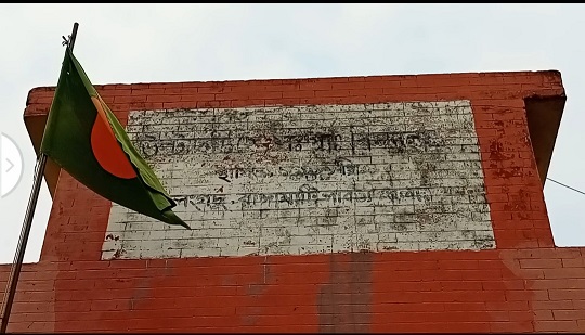 শিক্ষকদের অবহেলা আর শিক্ষার্থী সংকটে প্রা:বিদ্যালয়ের বেহাল দশা