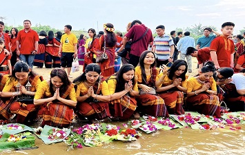 ফুল বিজুর মধ্য দিয়ে বর্ণিল সাজে পাহাড়