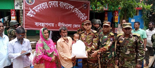 পাহাড়ে বন্যাদুর্গতদের পাশে সেনাবাহিনী 